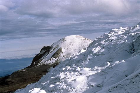 El volcán colombiano Nevado del Ruiz incrementa su ...