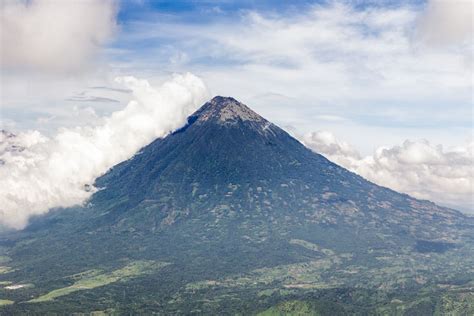 El volcán Pacaya de Guatemala emite fumarola de 3.300 ...