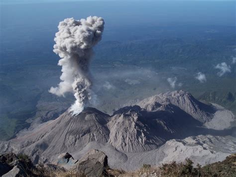 El volcán Santiaguito entra en erupción en Guatemala ...