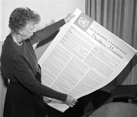 Eleanor Roosevelt sostiene la Declaración Universal de los ...