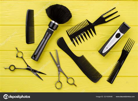 Elegantes herramientas de peluquería profesional sobre fondo de color ...