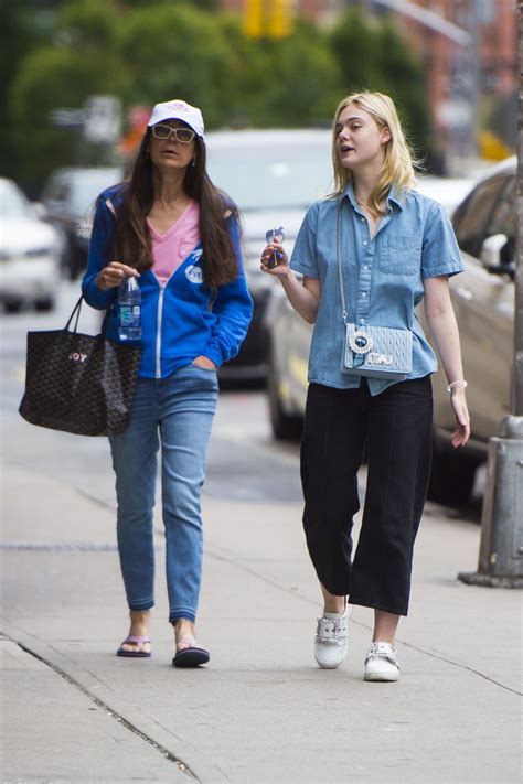 Elle Fanning   With Her Mother Heather Joy Arrington in ...