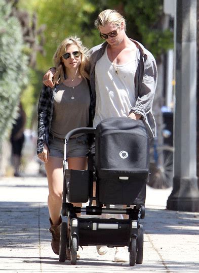 Elsa Pataky y Chris Hemsworth, paseo veraniego en compañía ...