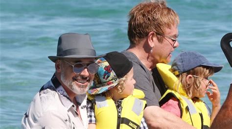 Elton John, con su familia en Saint Tropez