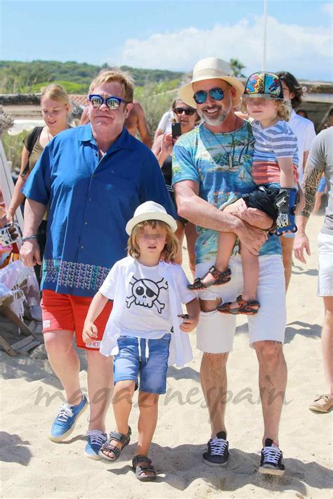 Elton John con su marido y sus hijos, vacaciones en Saint Tropez ...