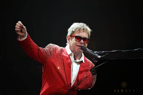 Elton John critica al pop moderno de moda:  No son canciones reales