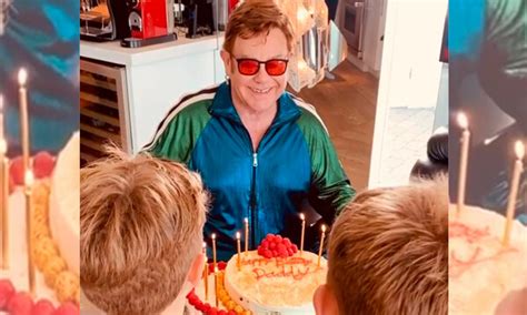 Elton John cumple 73 años y sus hijos cantan para celebrarlo