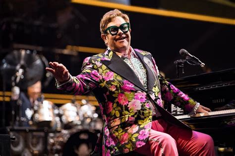 Elton John destrozado por la muerte de su suegra