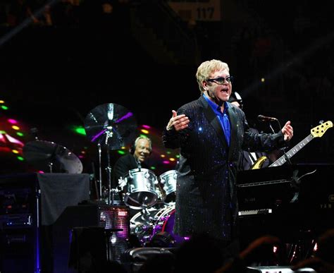 Elton John é a primeira confirmação do Marés Vivas   MoveNotícias