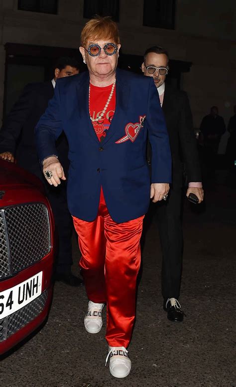 Elton John, el  hombre de rojo    El atrevido  look  de Elton Joh