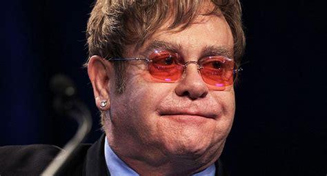 Elton John emociona en el funeral de Chávez con el reggaeton de “Candle ...