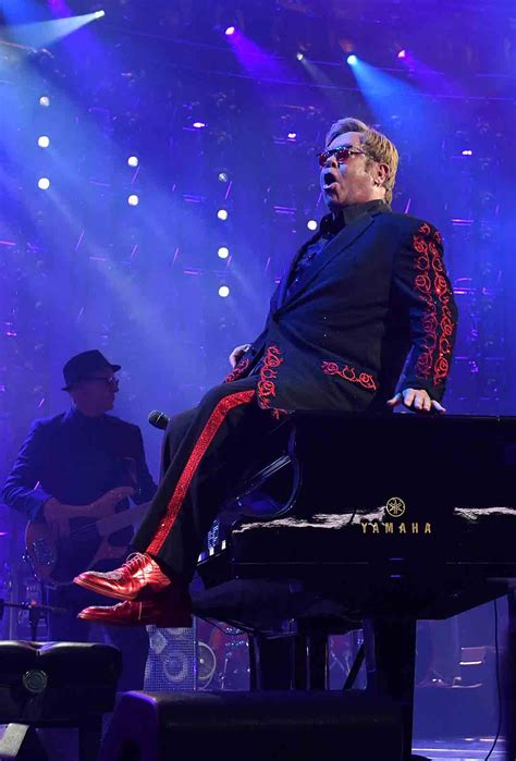 Elton John en  peligro de muerte