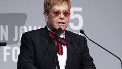 Elton John lamenta la muerte de su madre