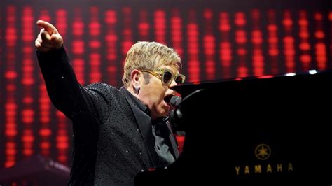 Elton John llora la muerte de su madre