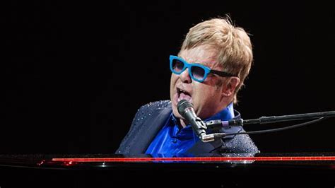 Elton John no se da por vencido tras sufrir una grave infección y ...