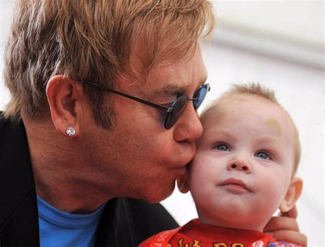 Elton John no tendrá a su hijo adoptivo  ni por todo el dinero del mundo