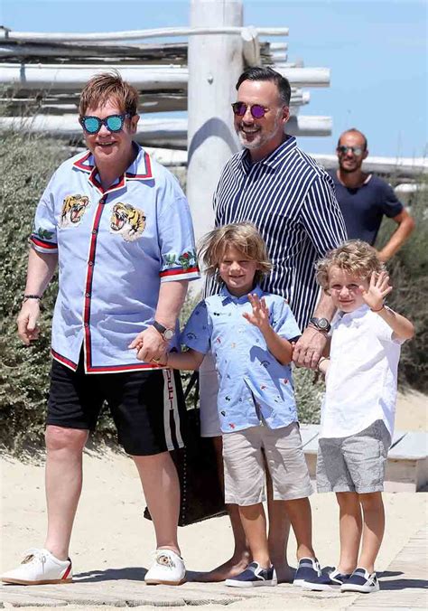 Elton John repite vacaciones con su marido y sus hijos en Saint Tropez ...