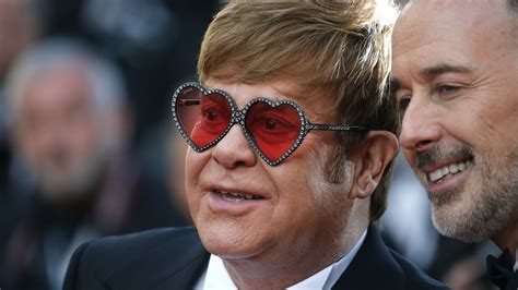 Elton John revela que tuvo cáncer de próstata y estuvo  a 24 horas de ...
