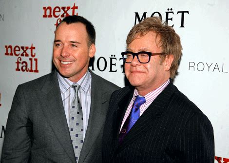 Elton John revela que un ex amante se suicidó al no aceptar su ...
