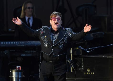 Elton John reveló la insólita razón por la cual no escribe las letras ...