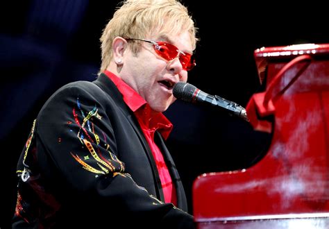 Elton John se quedó sin voz en pleno concierto y llora en el escenario