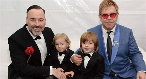 Elton John: su marido y sus hijos se vuelcan con el artista enfermo ...