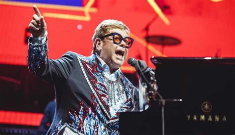 Elton John suspende concierto por neumonía atípica