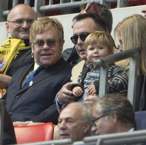 Elton John trasmite a su hijo Zachary su pasión por el fútbol