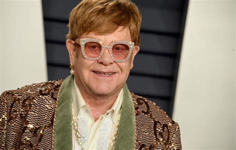 Elton John tuvo que aprender a caminar nuevamente después de una ...