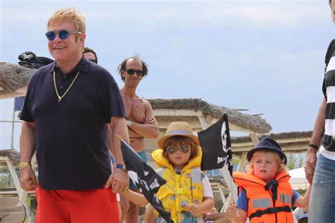 Elton John vacaciones en familia en Saint Tropez