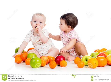 Embroma A Los Bebés Que Comen Las Frutas Sanas De La Comida Fotos de ...