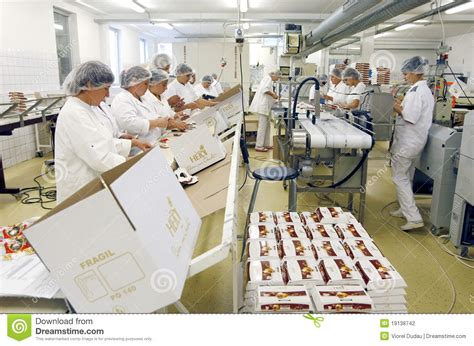 Empleados De La Fábrica Del Chocolate Fotografía editorial   Imagen de ...