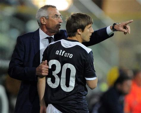 En la imagen, el director técnico de la Lazio, Edoardo Reja  i , da ...