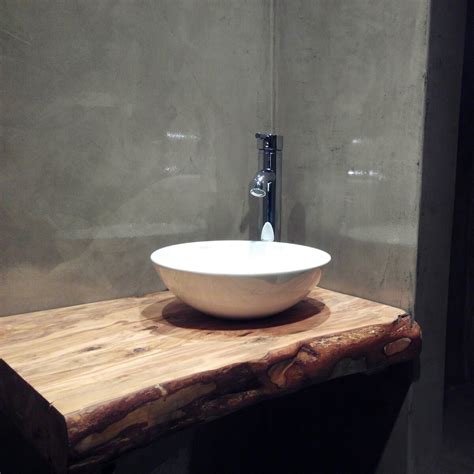 encimera de baño de madera rústica en un ambiente minimalista ...