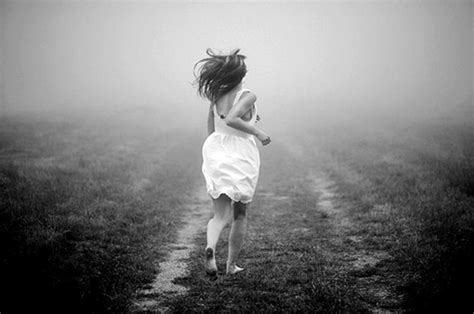 Encuentro en la neblina  MAZ  | Girl running, Running away ...