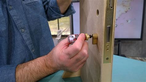 Engrasar la cerradura de una puerta que abre con dificultad
