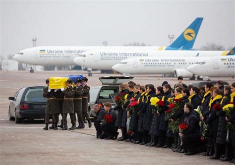Entierro de las víctimas del SP752 en Ucrania   Foto del ...