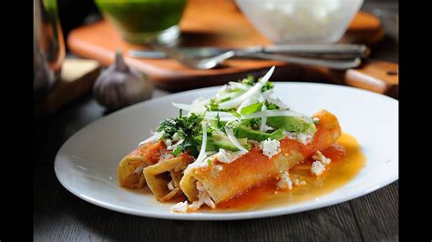 Entomatadas de pollo   Receta fácil de comida mexicana ...