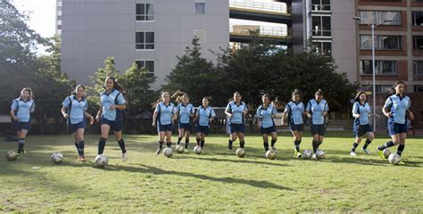 Entrenamiento de fútbol femenino | Universidad de Bogotá ...