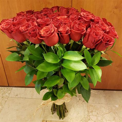 Enviar ramo de 50 rosas rojas a domiclio en Granada