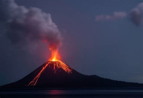 Erupción de los volcanes en plena pandemia