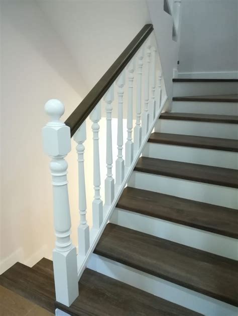 Escalera blanca y marrón | Pasamanos de madera, Barandilla ...