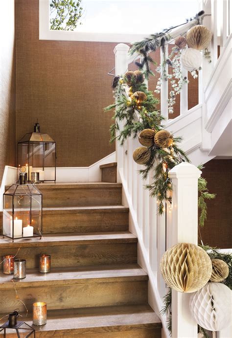 escalera decorada con guirnaldas y farolillos de navidad ...