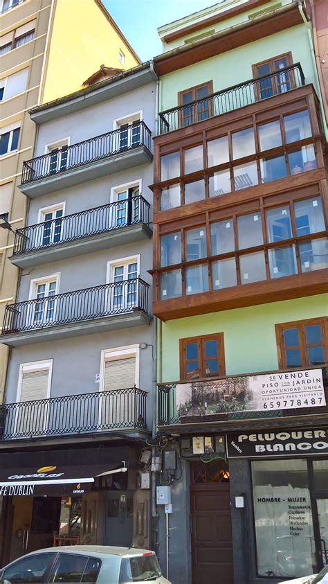 Escenas de Santander: Edificios estrechos