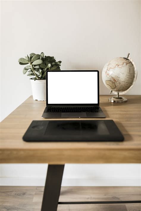 Escritorio con ordenador portátil y tablet gráfica | Foto ...