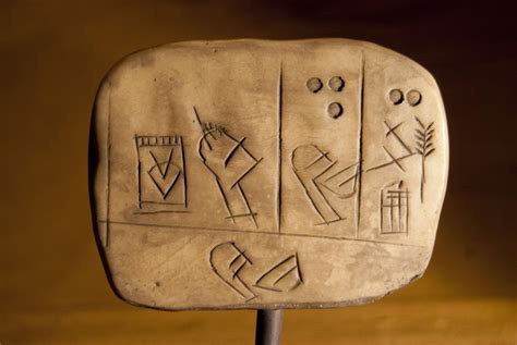 Escritura cuneiforme / Cuneiform writing.