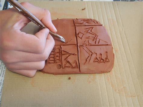 Escritura en Mesopotamia. Tablilla de arcilla. Signos cuneiformes ...
