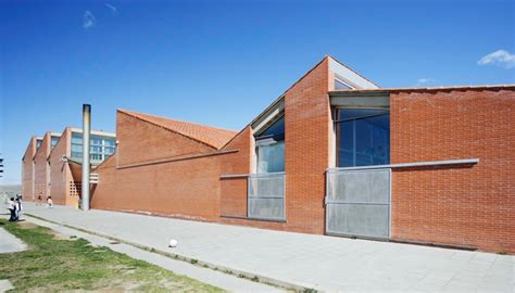 Escuela Sant Jordi   Arquitectura Catalana .Cat