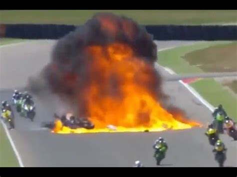 Espectacular accidente en una carrera de motos en España ...