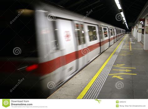 Estación De Metro De última Hora Foto de archivo   Imagen de tubo, tren ...